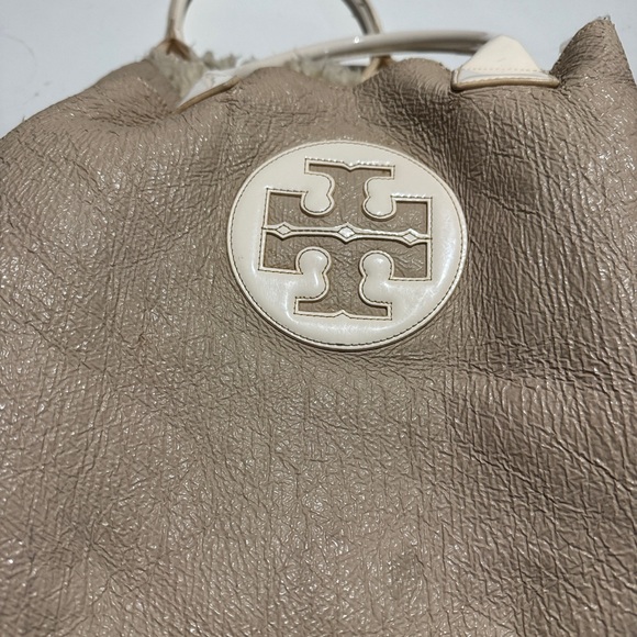 Tory Burch Beige Textured Ella  Tote with shearling - Picture 5 of 11